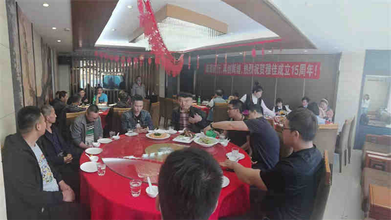 Celebrating the 15th anniversary of the Liaoning & Wuhan branch factory Celebrando el 15.º aniversario de la sucursal de Liaoning y Wuhan