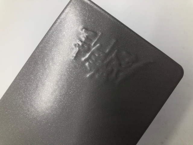 Recubrimiento en polvo en aerosol con acabado en plata y negro con efecto metálico de martillo